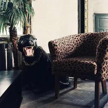 Апартаменти Vintage Chic Art Design Central Studio With Bath Одеса